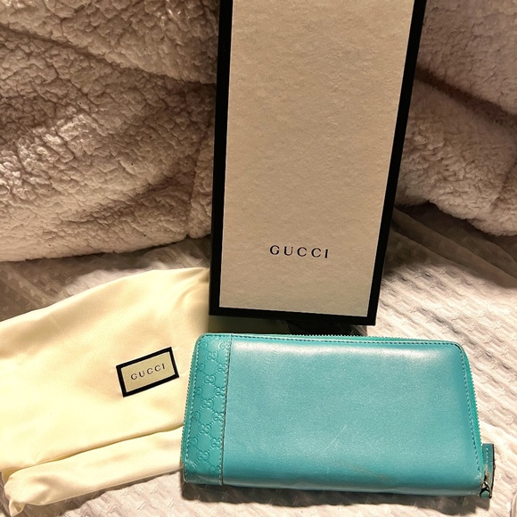 EUC GUCCI Interlocking GG Embossed Leather Zip Around Wallet in Turquoise